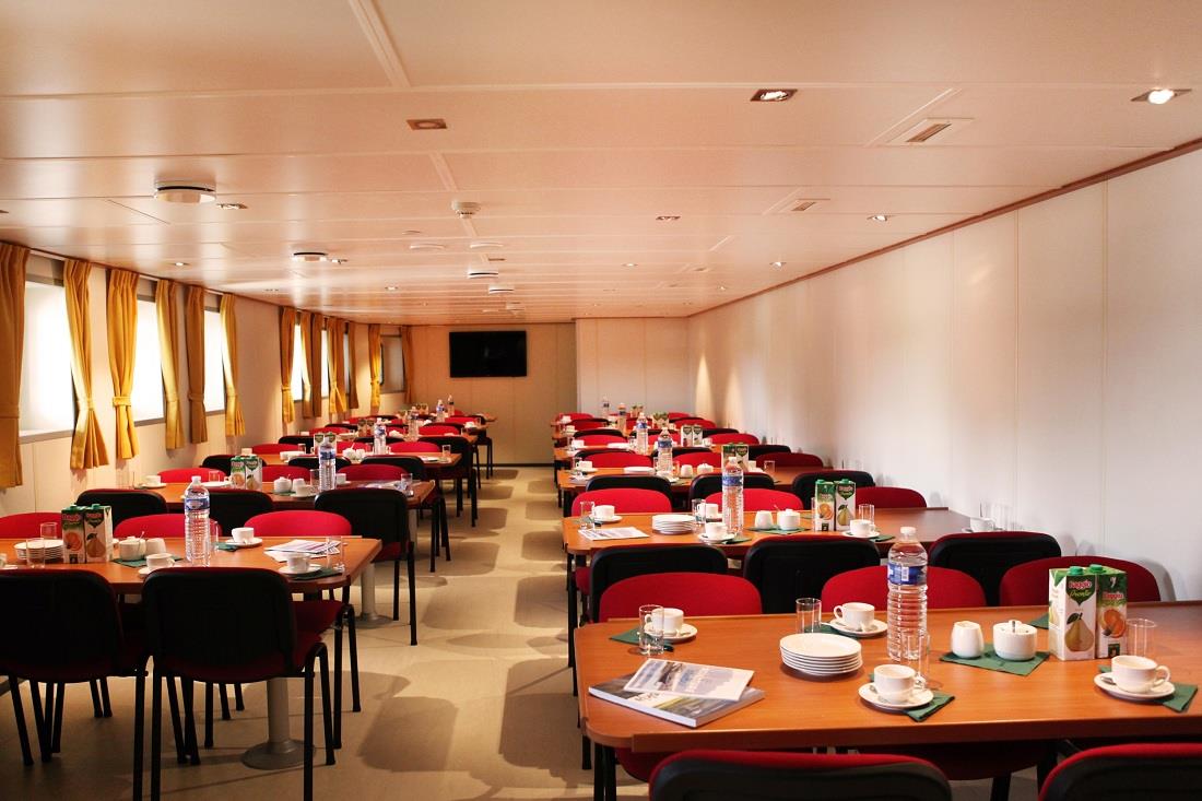 Ortelius Dining Room © Monica Salmang-Oceanwide Expeditions (4)_bw.jpg_.jpg